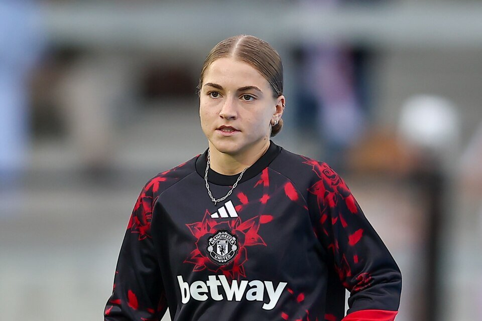 Jess Park in Manchester United warm-up kit, illustration for the Maya Le Tissier England squad report