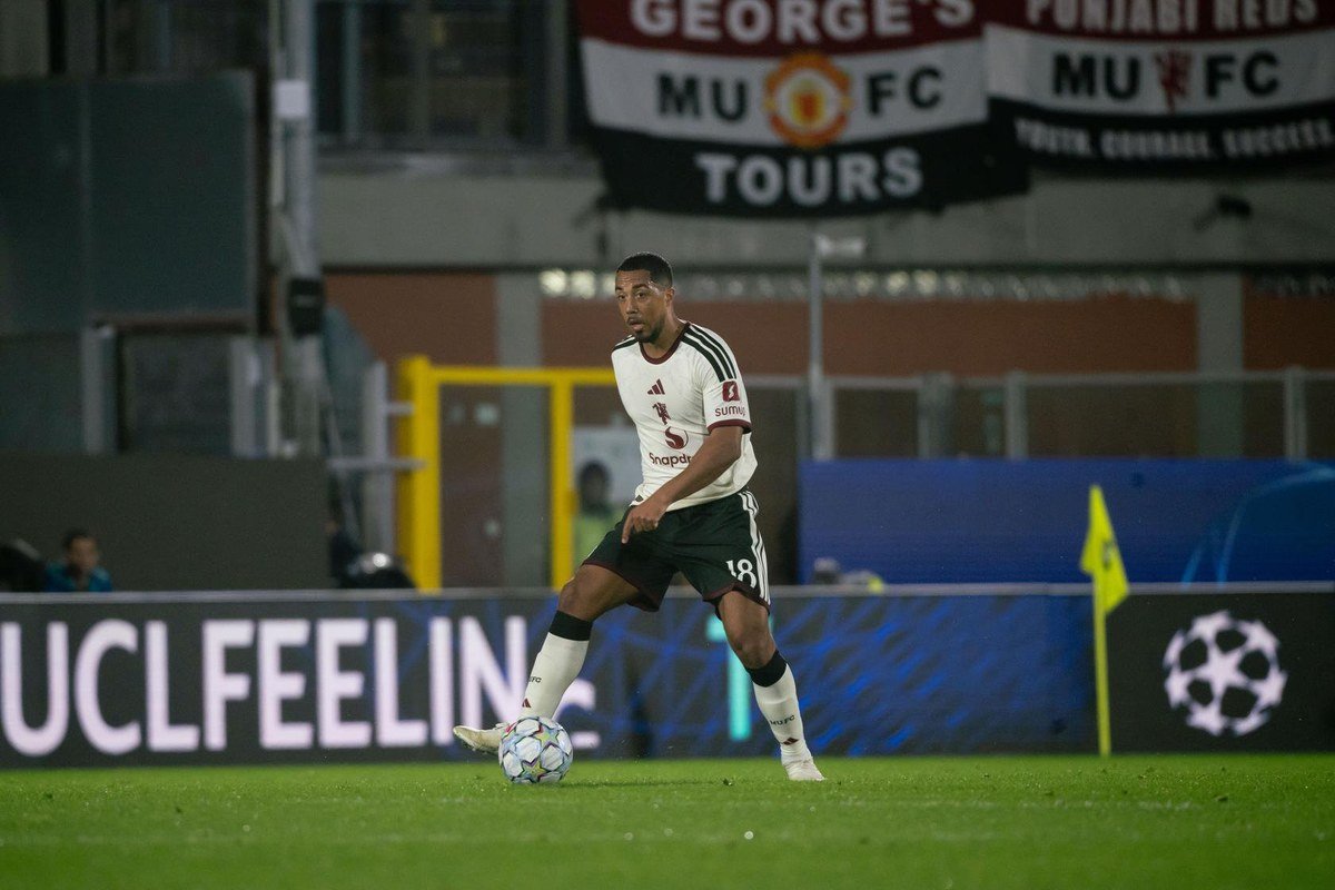 Youri Tielemans in action for Manchester United in the Man Utd Como Champions League game